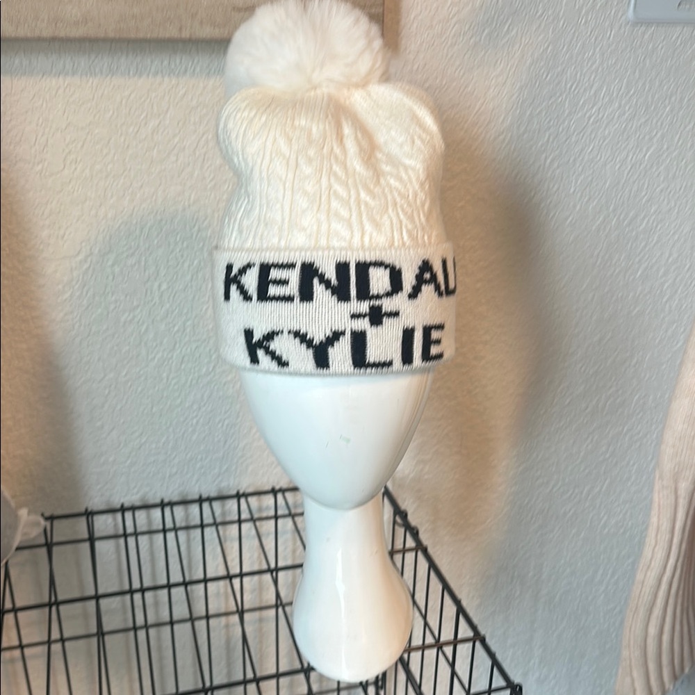 White Knit Pom-Pom Beanie